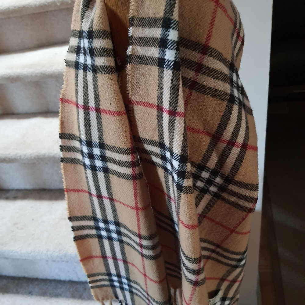 Burberry cashmere scarf - Picture 4 of 4